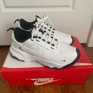NEW Nike TC 7900 size 8.5W